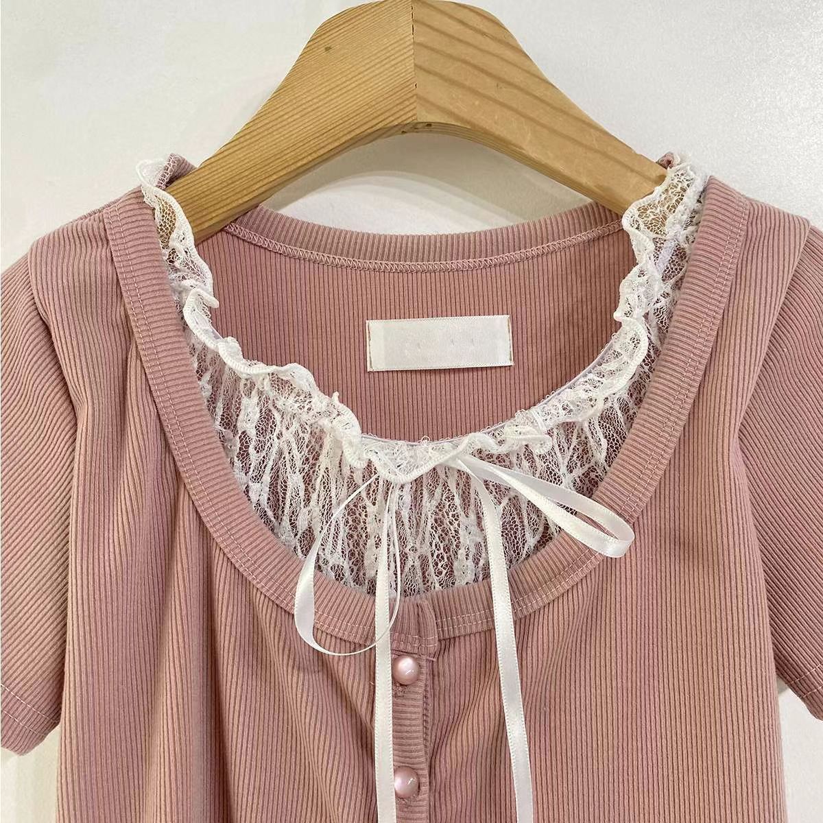 4月限定韓貨預訂95折ᢉ𐭩 Lace鈕扣短袖Top 四色入