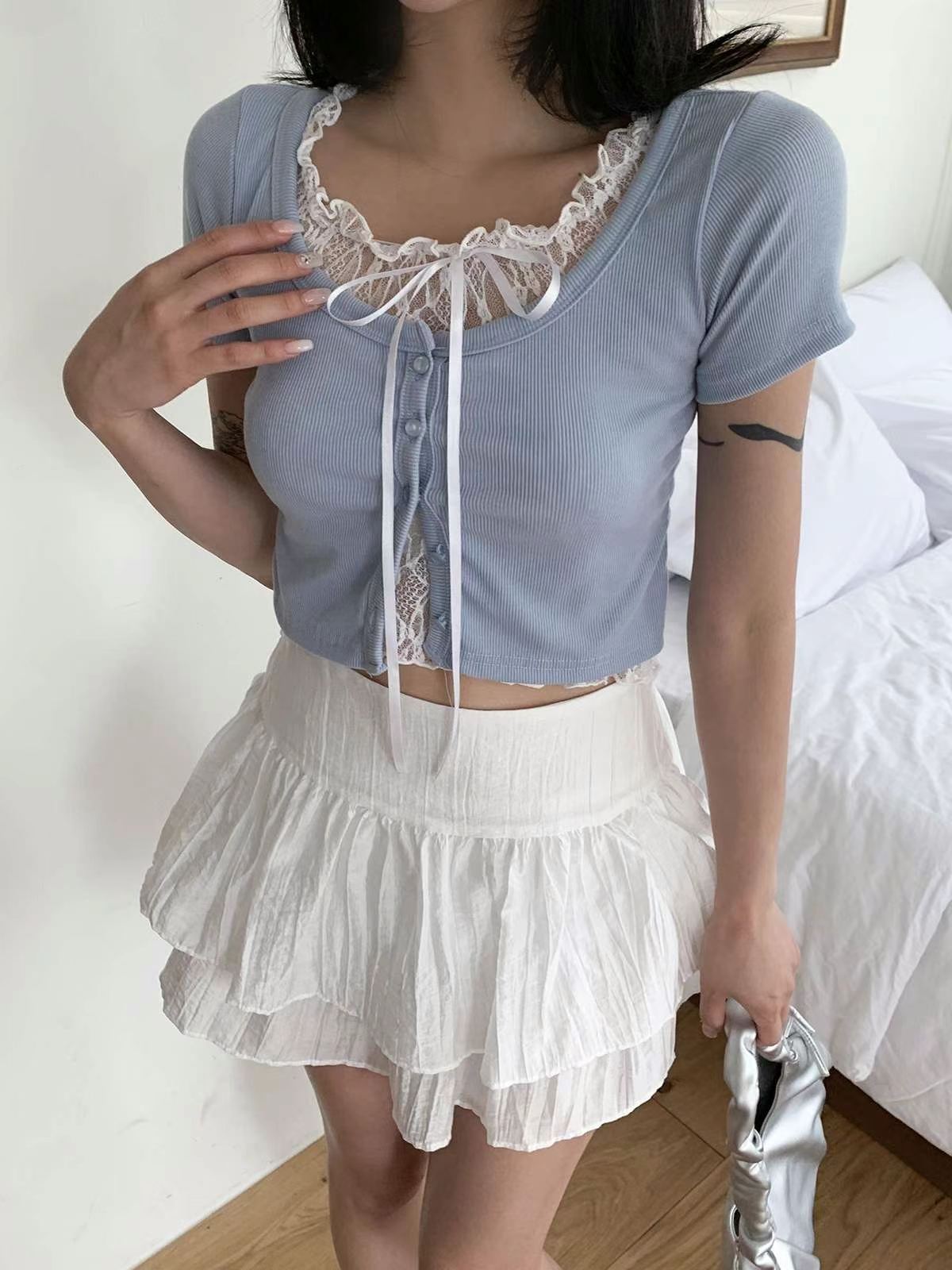 4月限定韓貨預訂95折ᢉ𐭩 Lace鈕扣短袖Top 四色入