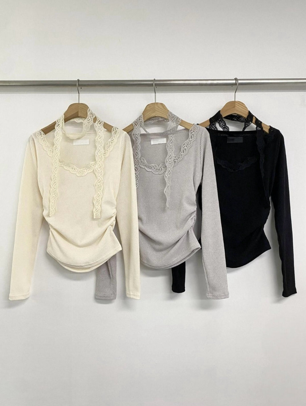 蕾絲掛脖坑紋長袖Top 三色入