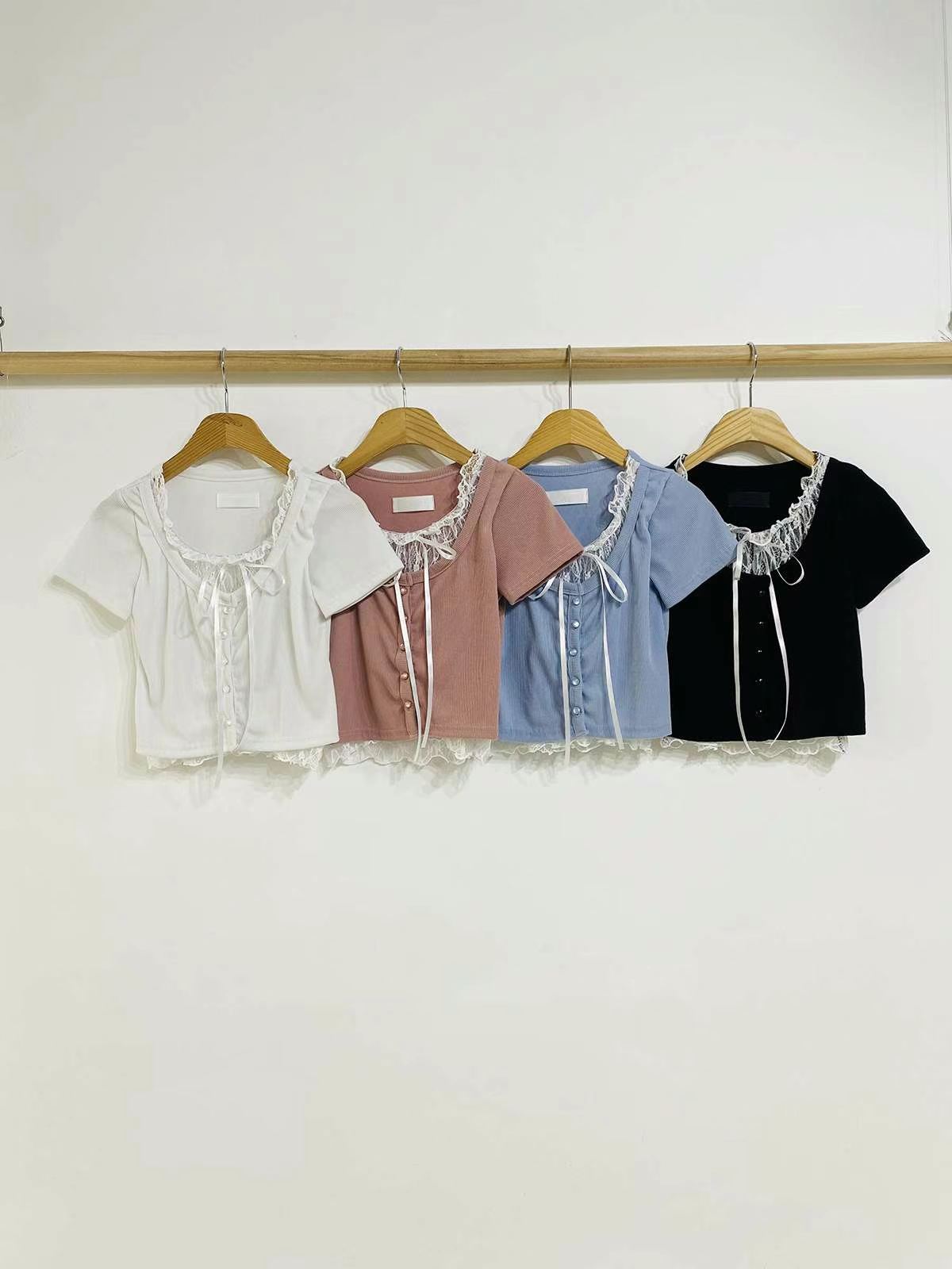 4月限定韓貨預訂95折ᢉ𐭩 Lace鈕扣短袖Top 四色入