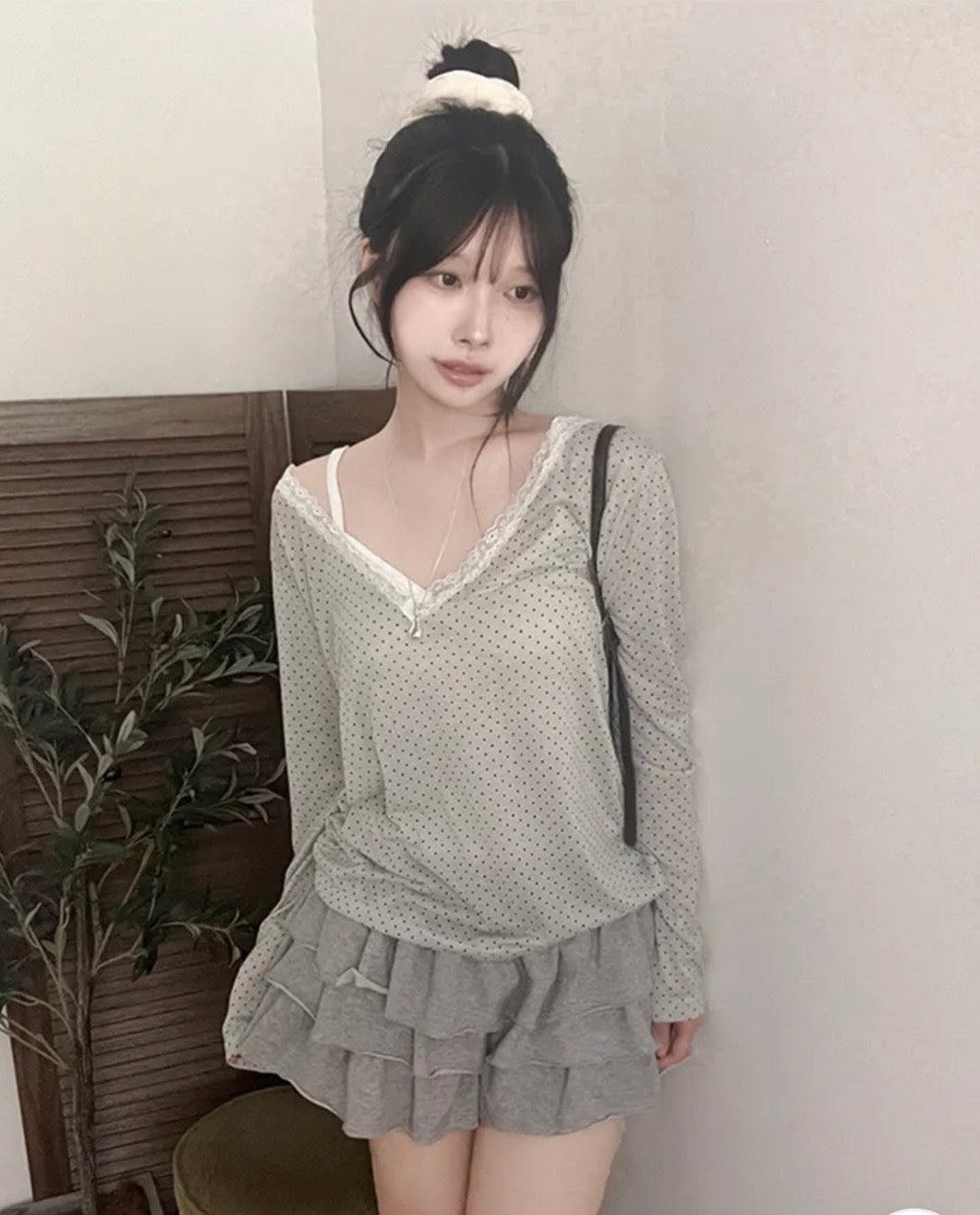 波點蕾絲V領透膚上衣 五色入